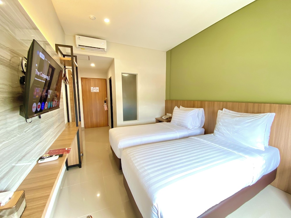 Front One Hotel Gombong 11/48