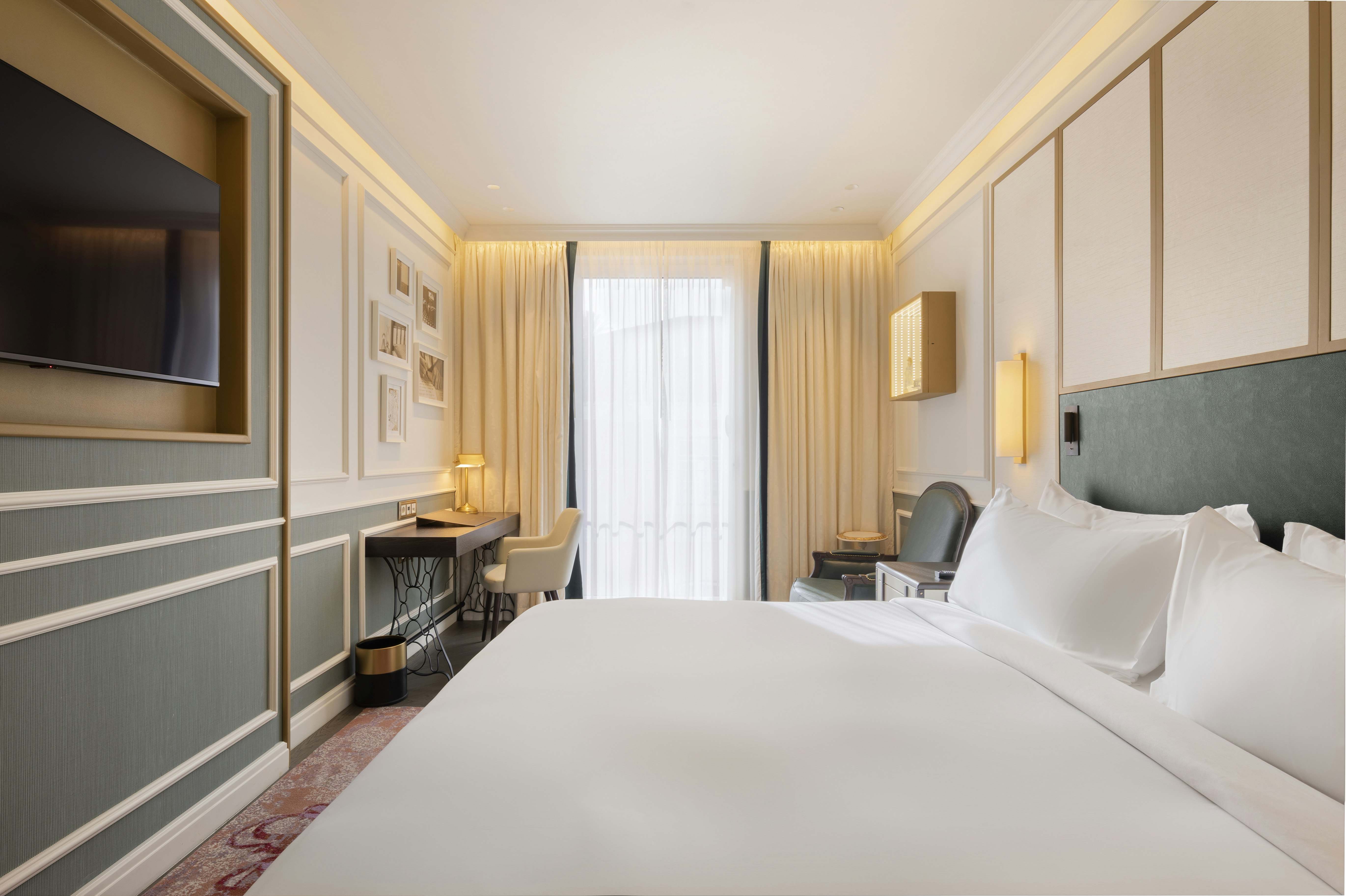 DELUXE, KING BED