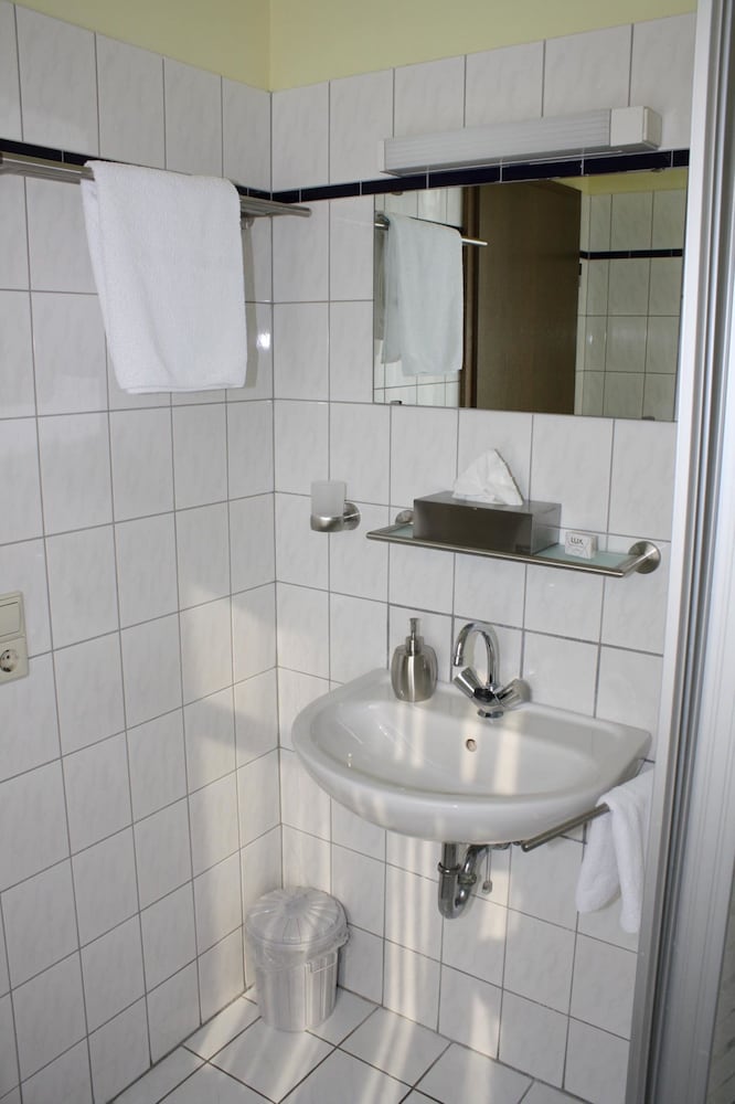 ROOM, SINGLE