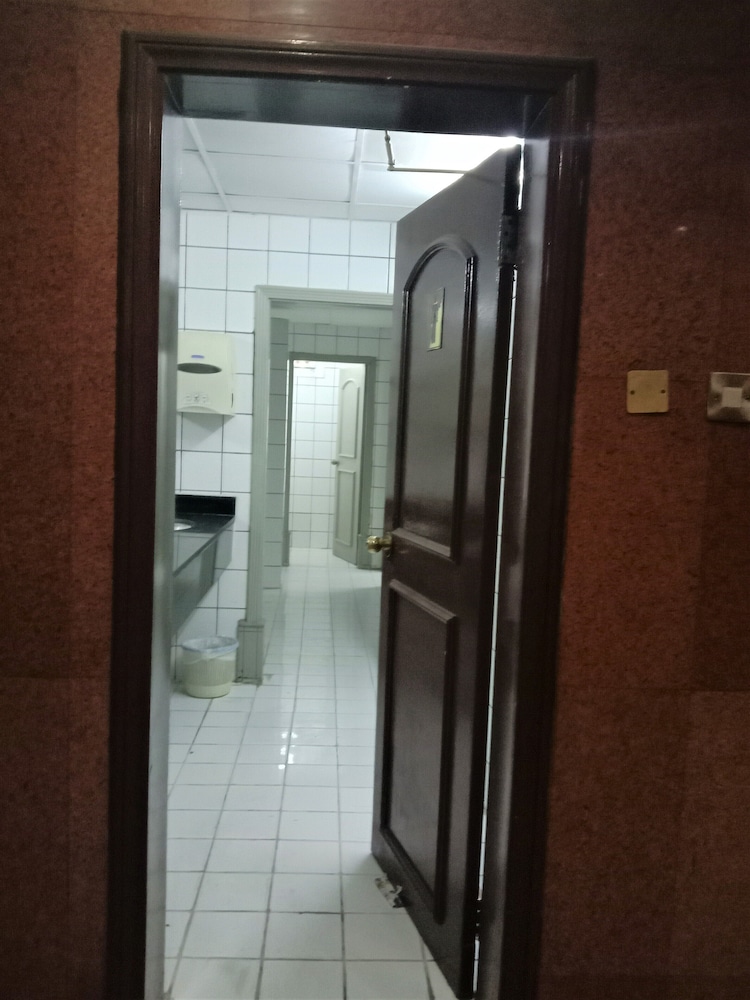 Al Commodore Hotel 39/40