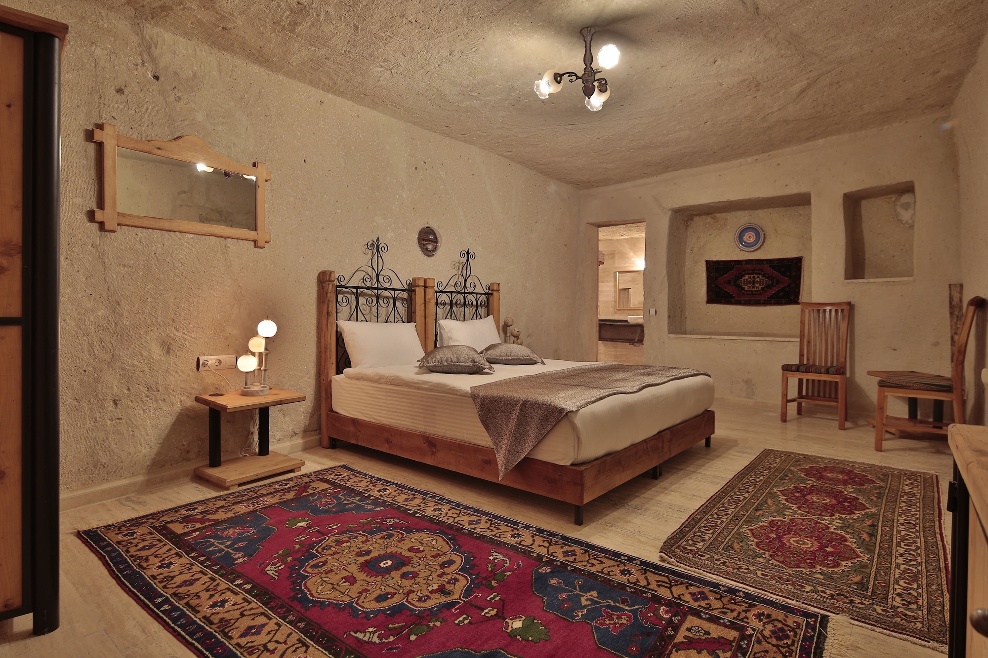 CAVE, QUEEN BED