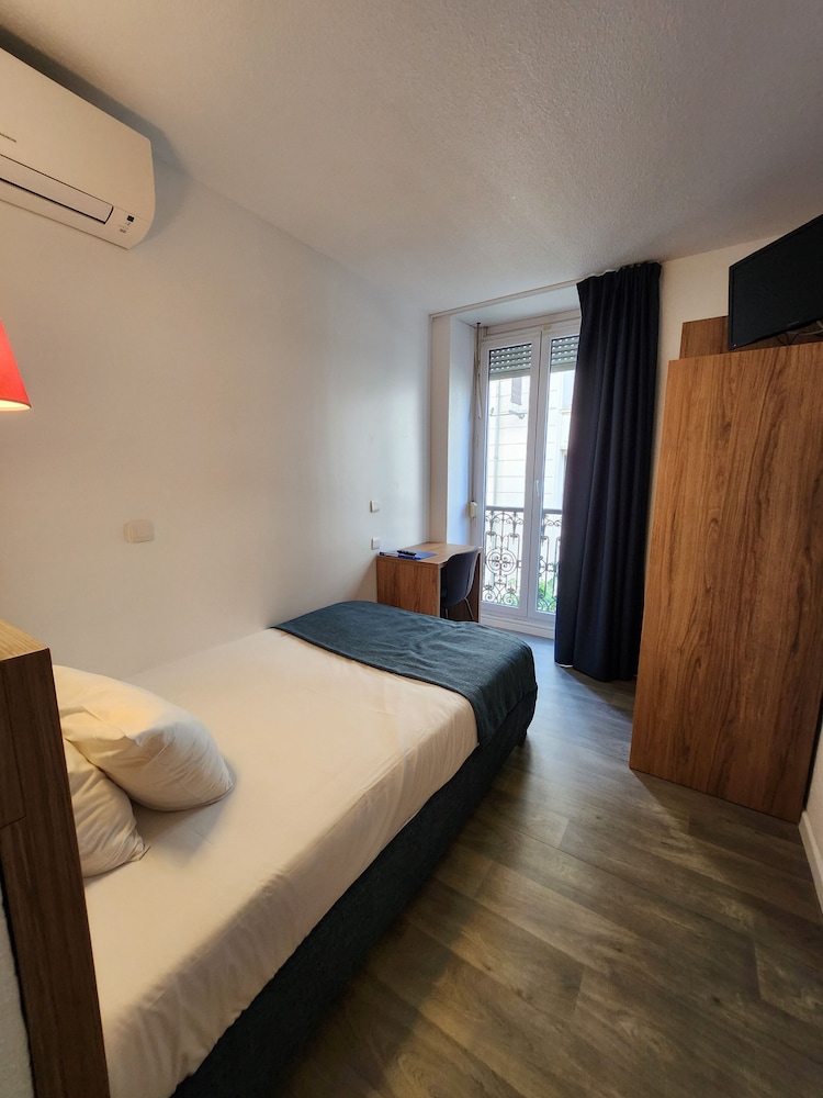 ROOM, SINGLE