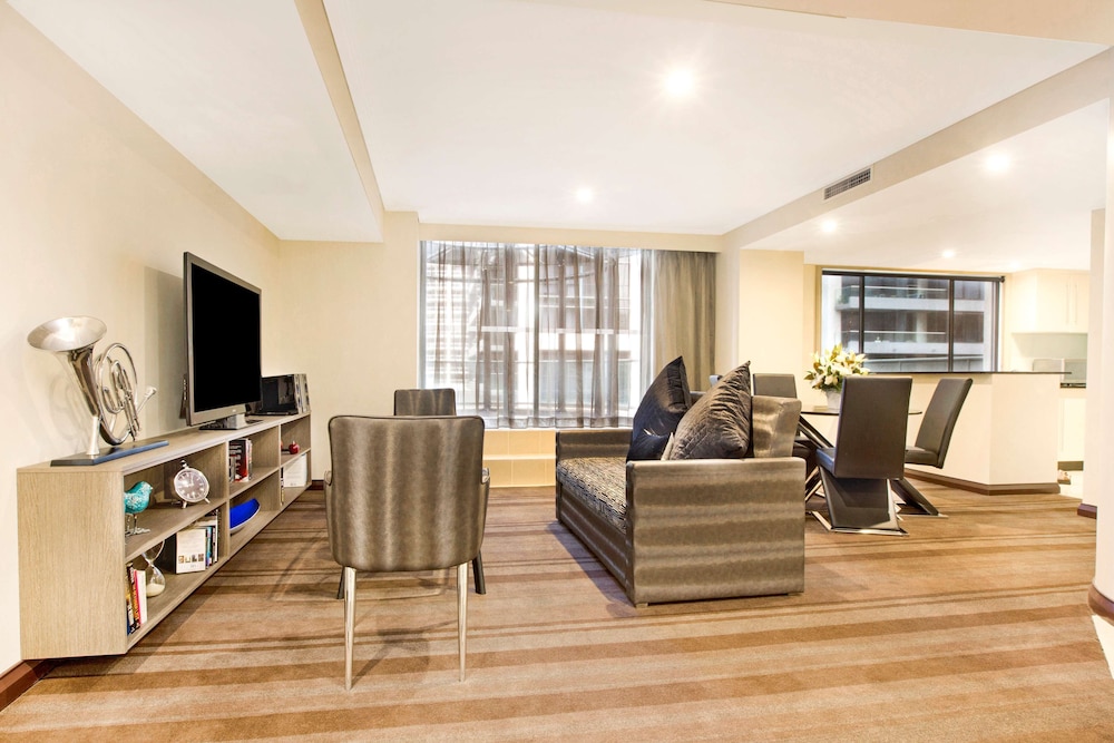 RYDGES WORLD SQUARE 44/66