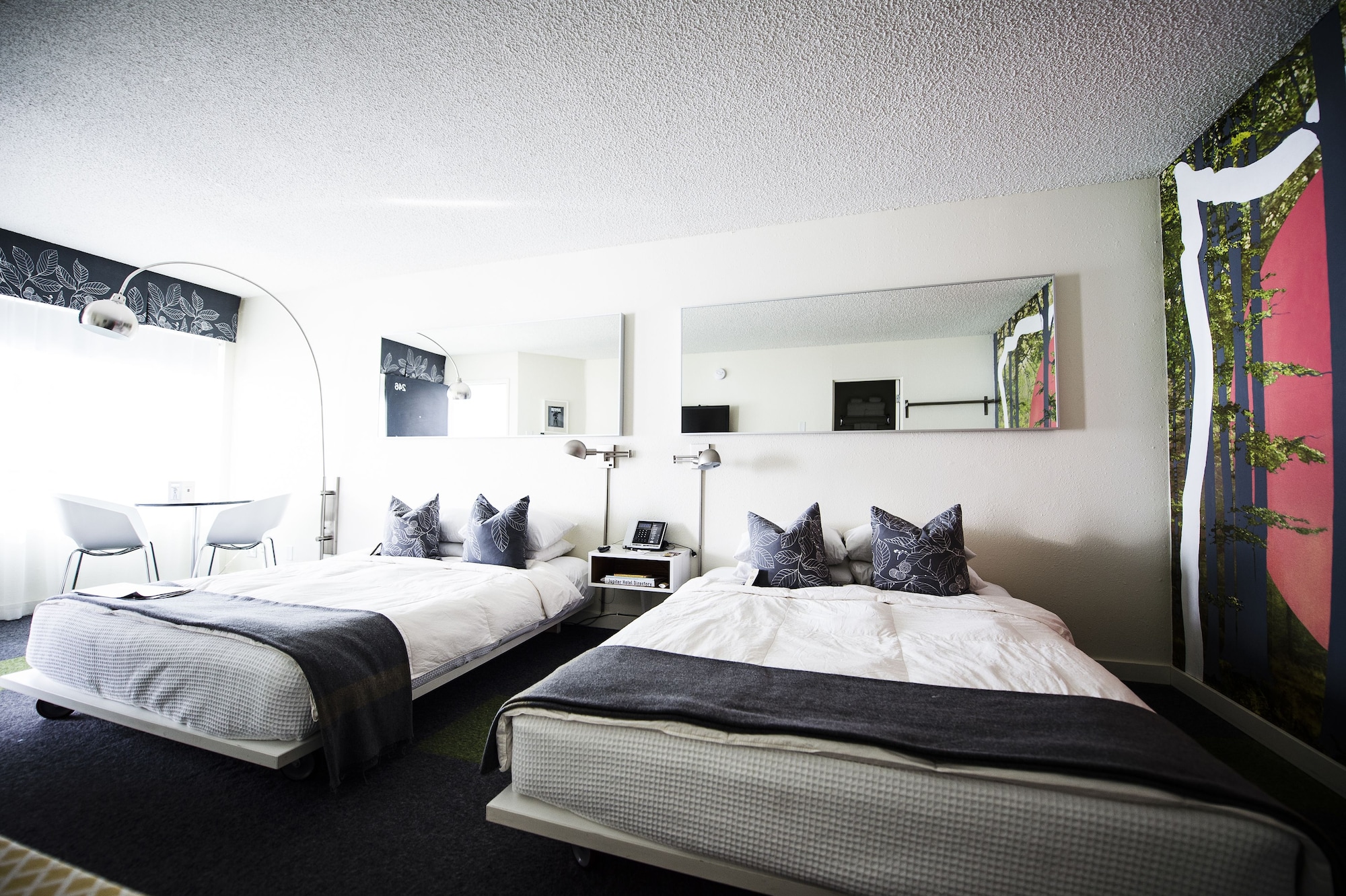 ENTOURAGE, DOUBLE BED