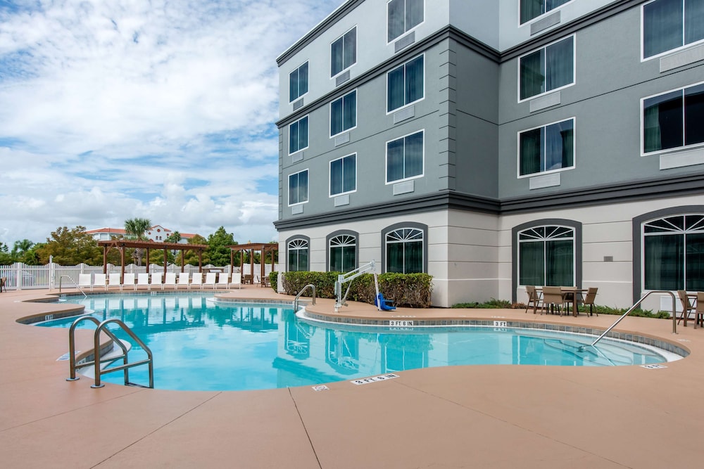 Country Inn & Suites by Radisson, Port Canaveral, FL 6/34