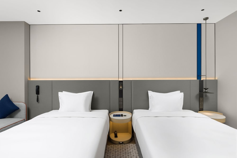 Hollywood, Standard, Twin Beds