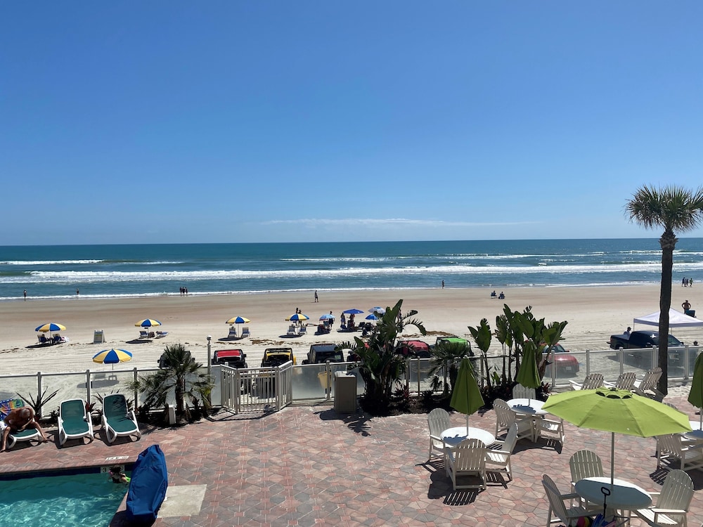 Days Inn by Wyndham Daytona Oceanfront 25/37