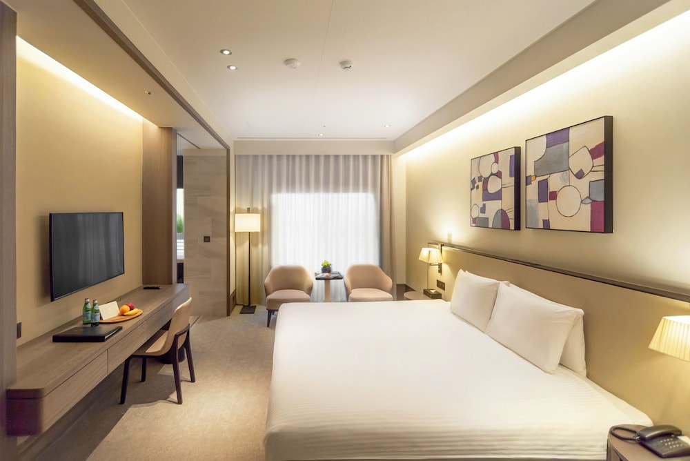 DELUXE, KING BED