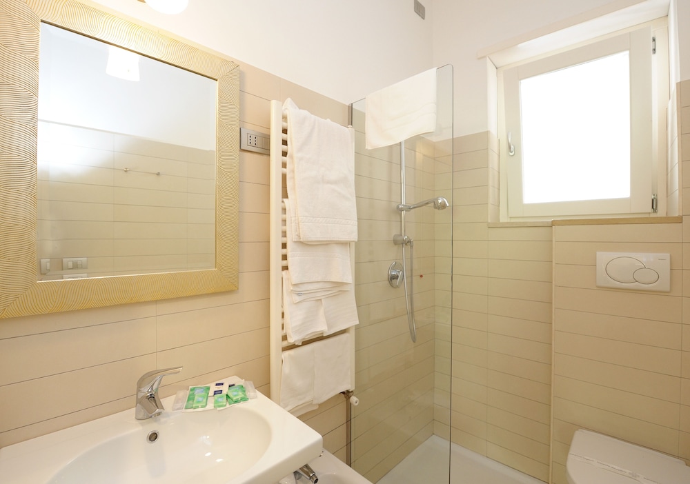 Basic, Studio, Murphy Bed, Sea View, Balcony، La Dolce Vita Residence 4/5