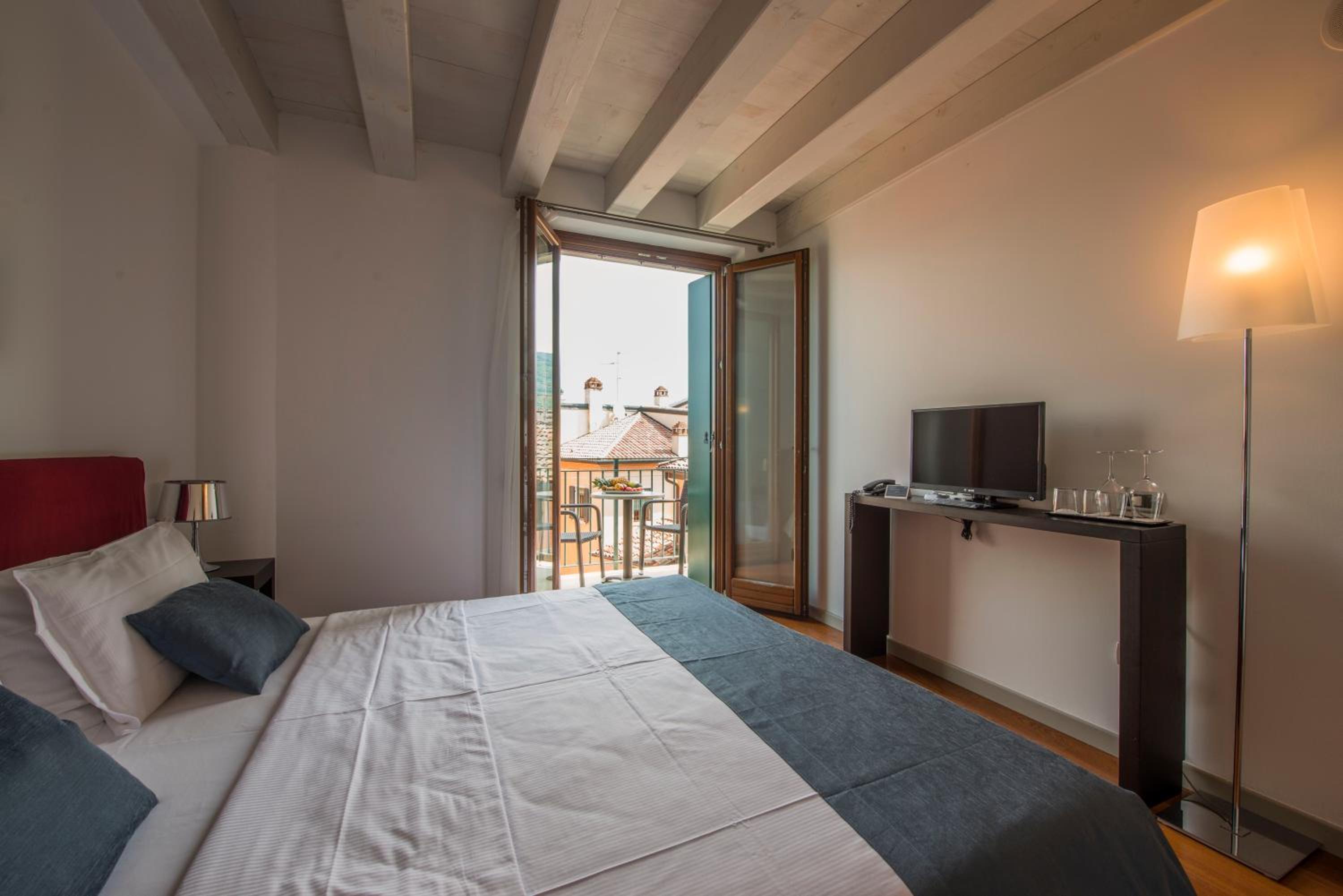Deluxe, Double Bed, Partial Lake View