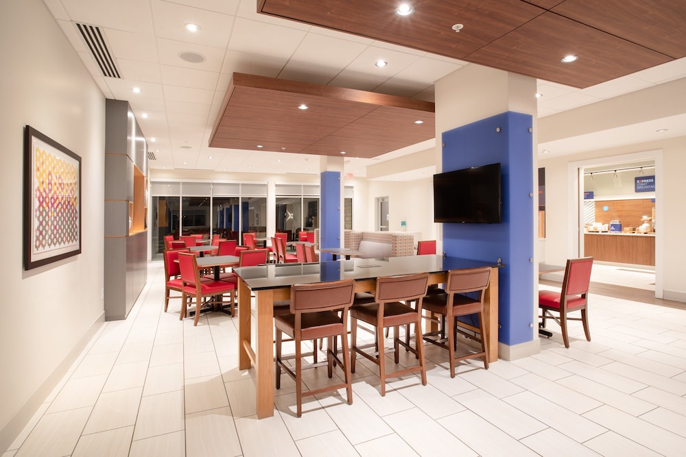 HOLIDAY INN EXPRESS & SUITES STERLING 43/56