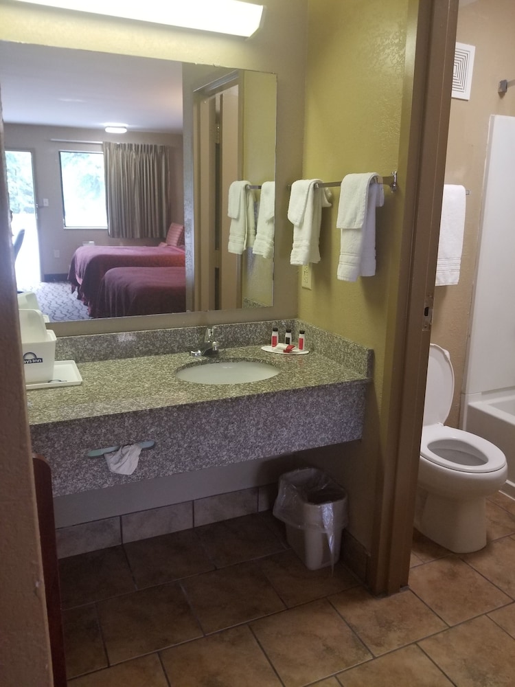Days Inn By Wyndham Kennesaw 8/23