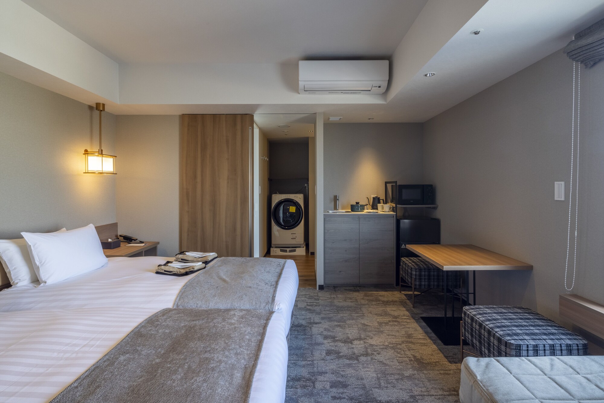 ROOM, SINGLE, TWIN BEDS, CORNER