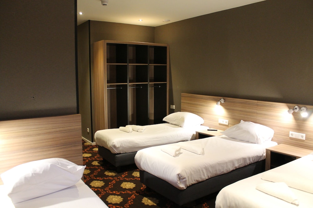 ROOM, QUADRUPLE, 4 BEDS
