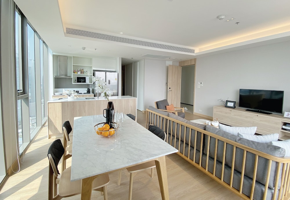 Oakwood Suites Bangkok 33/42