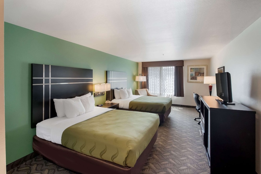 غرفة قياسية بسريرين كوين، Quality Inn and Suites Airport West 4/10