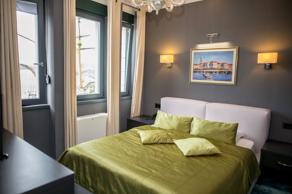 DELUXE, SUITE, BAY VIEW, SEA VIEW