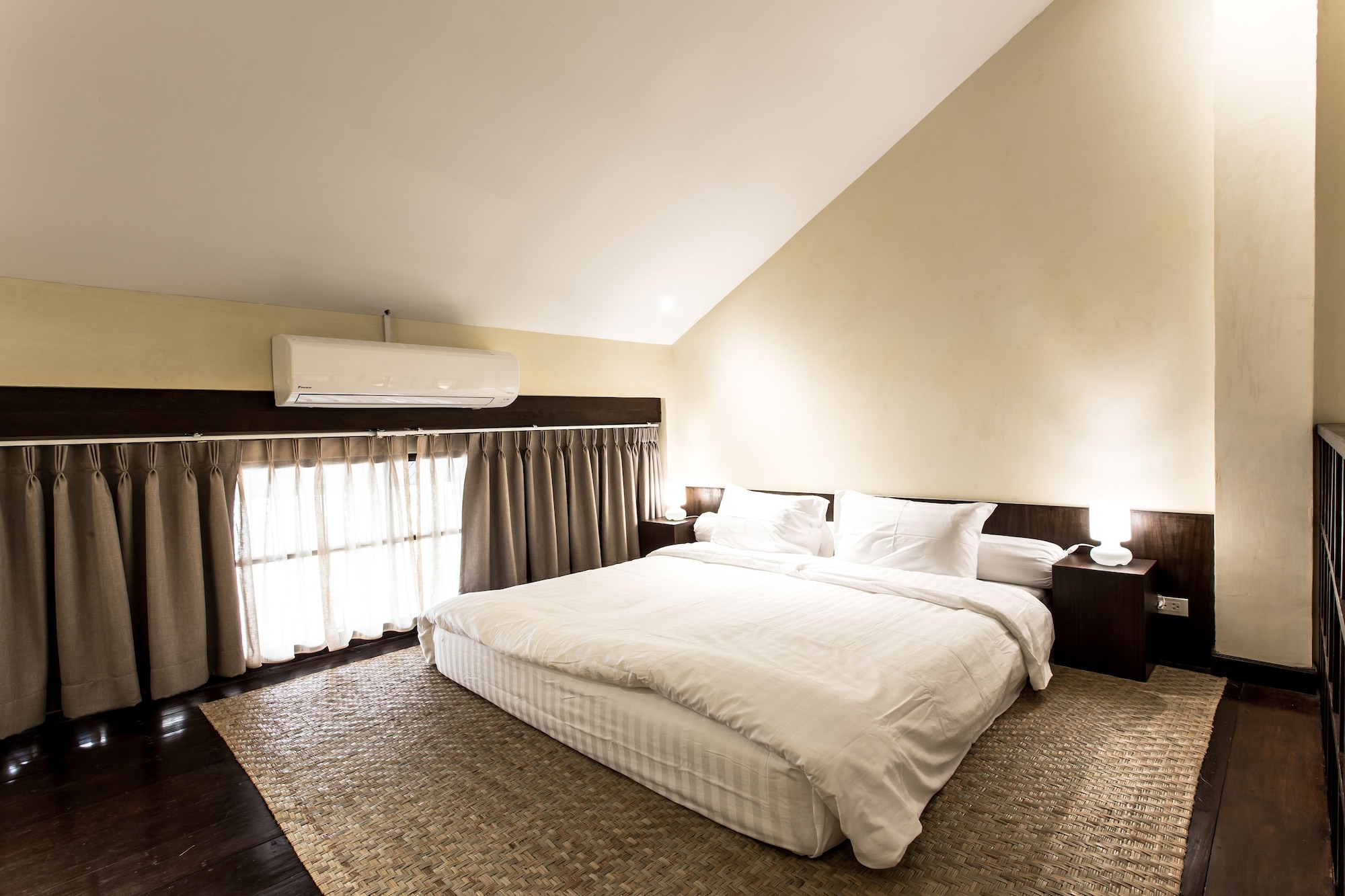 DELUXE, DOUBLE BED