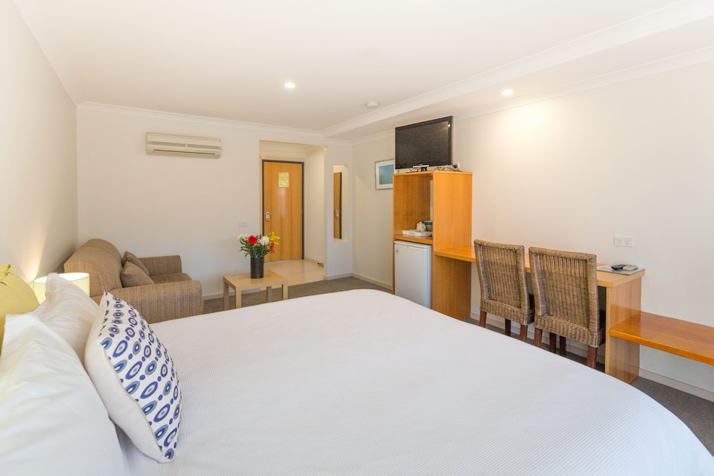 Standard, King Bed, Hill View, Balcony