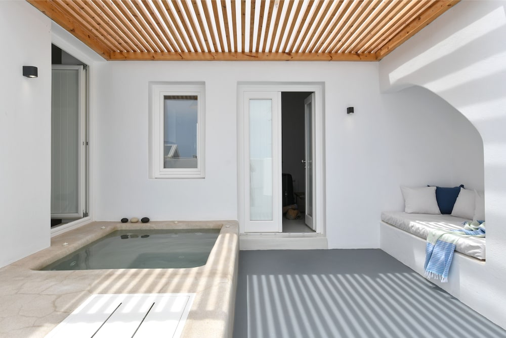 Thiro Villas Santorini 7/27
