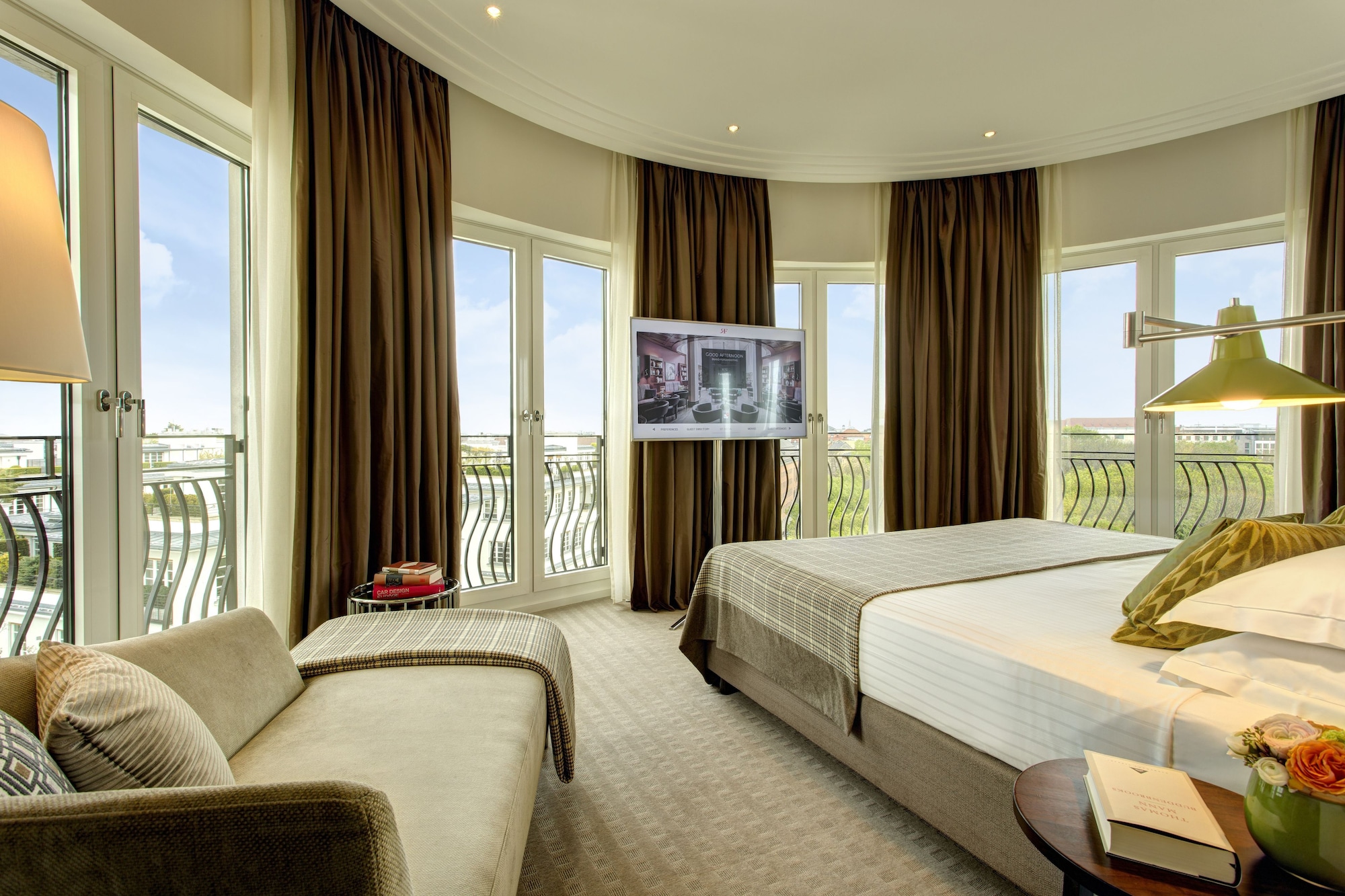 جناح سيغنتشر بسرير كينج بإطلالة على المتنزه، ROCCO FORTE THE CHARLES HOTEL 2/5