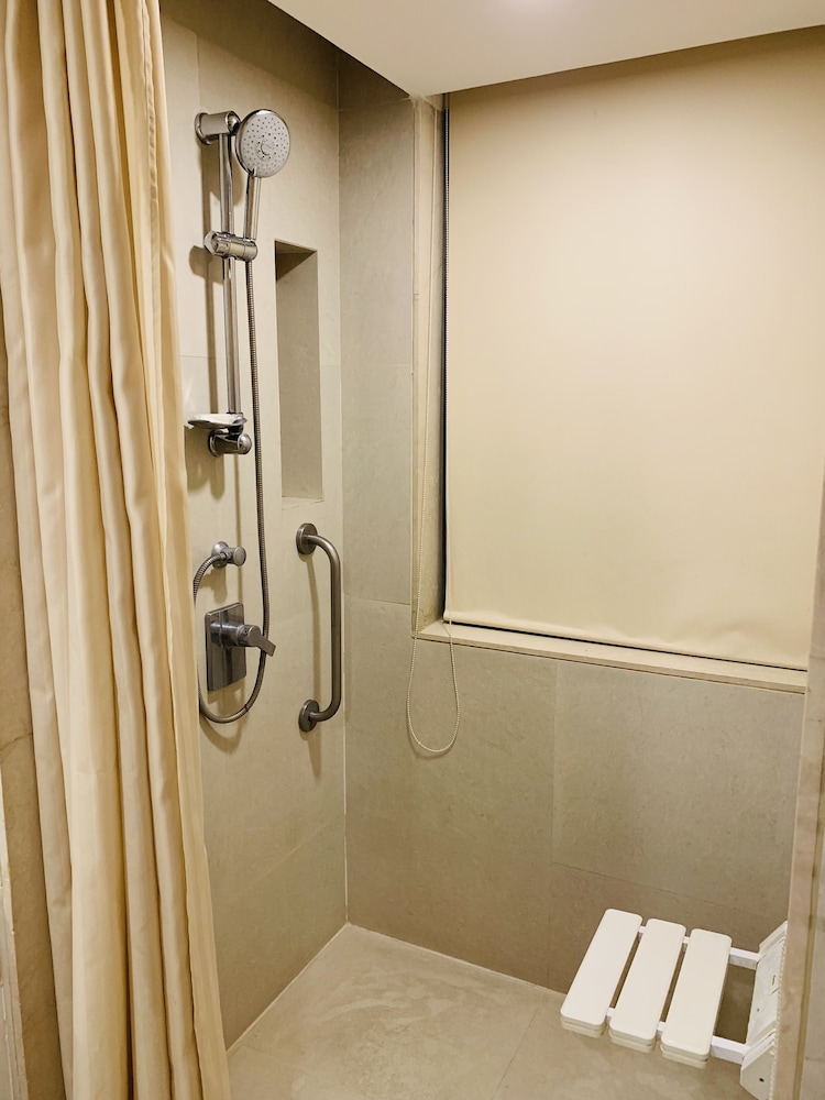 HOLIDAY INN AMRITSAR RANJIT AVENUE 16/44