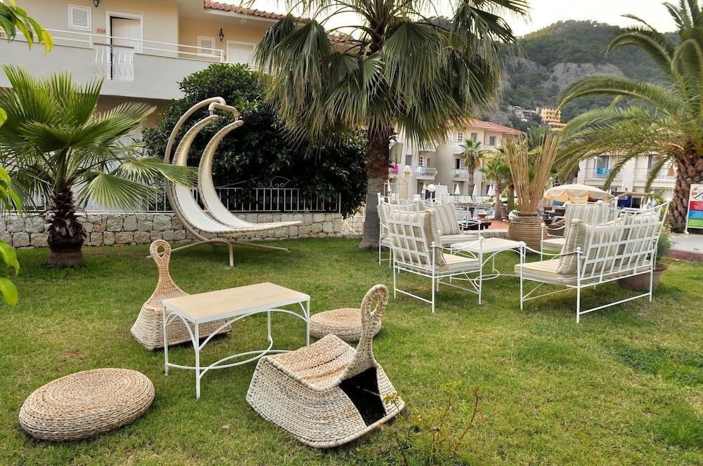 The Blue Lagoon Deluxe Hotel 18/28