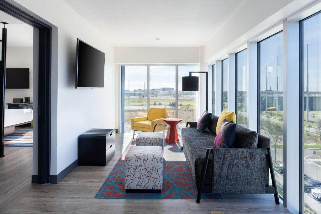 1 Bedroom, Suite, King Bed, Water View, Sofa, Corner