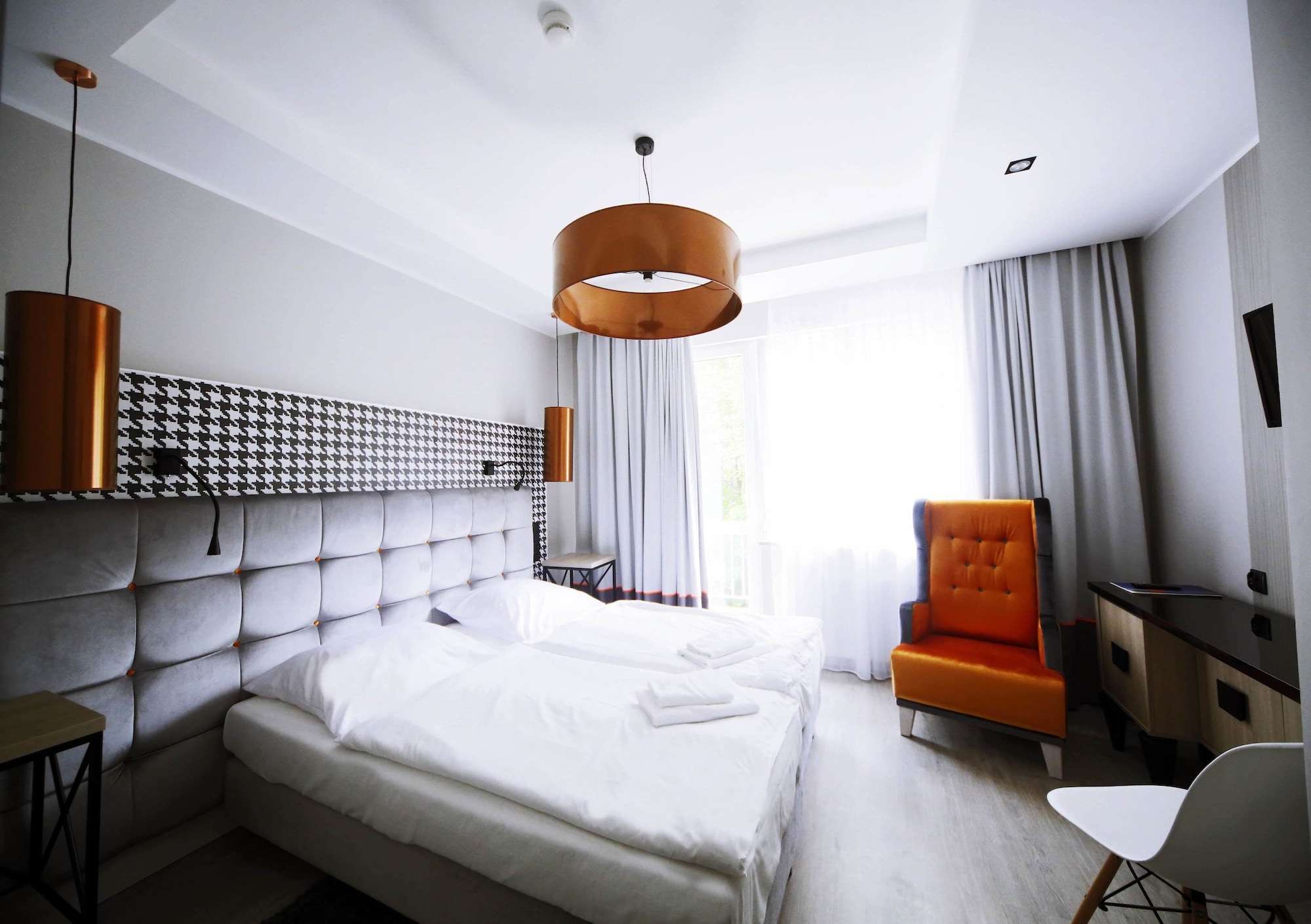 ROOM, DOUBLE BED