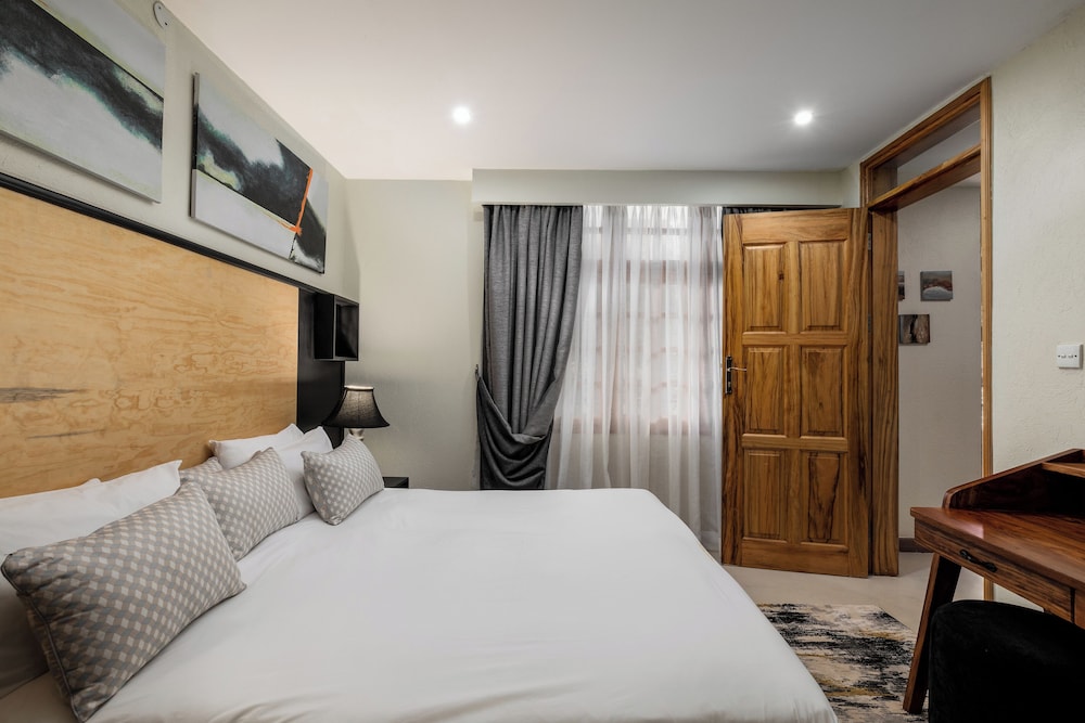1 BEDROOM, SUITE