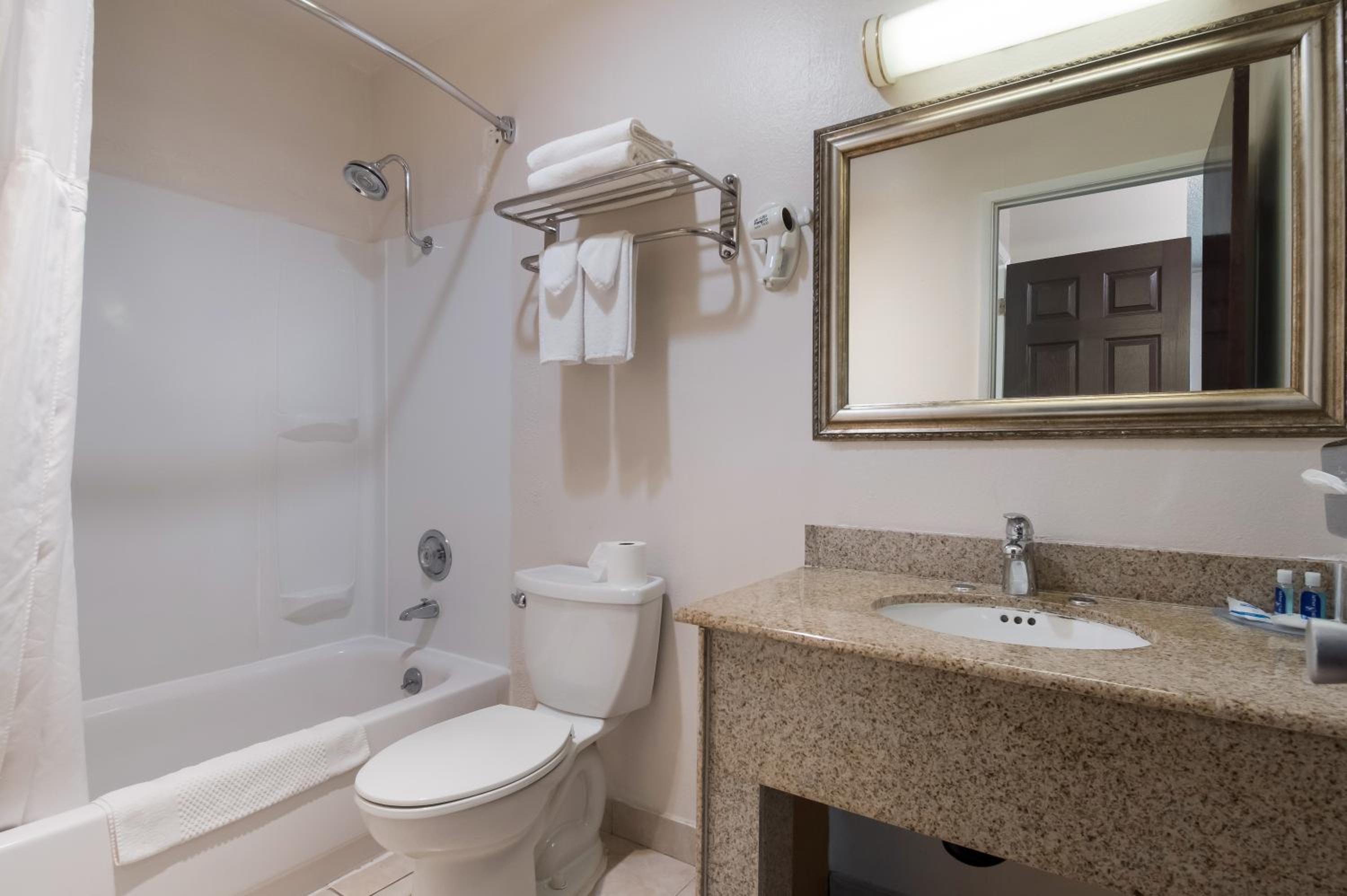 Efficiency, Family Suite, 2 King Beds, Sofa، Rodeway Inn & Suites Portland West - Beaverton 8/8