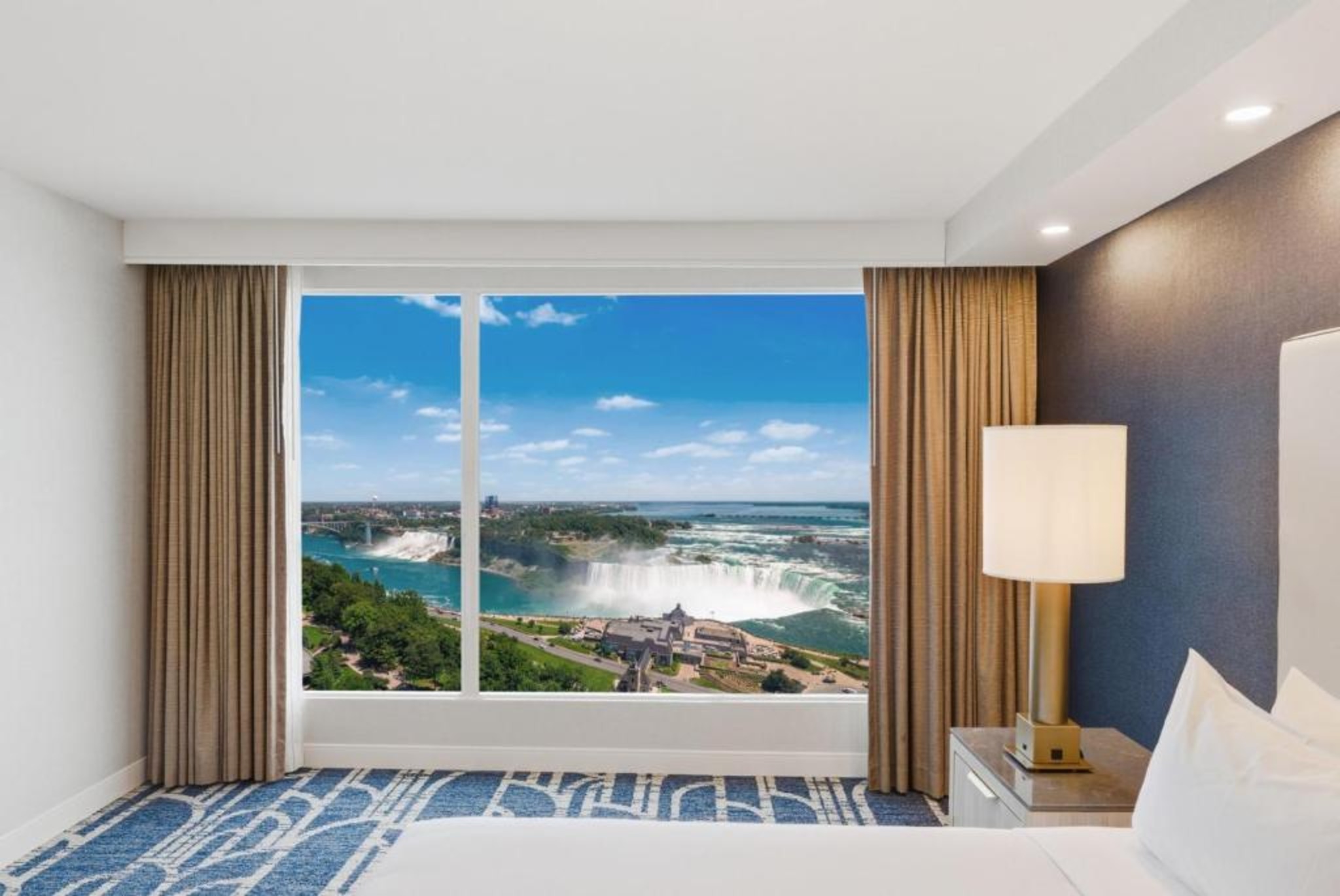 Room, 2 Queen Beds, Canadian Us Falls View، Embassy Suites By Hilton Niagara Falls Fallsview 4/6