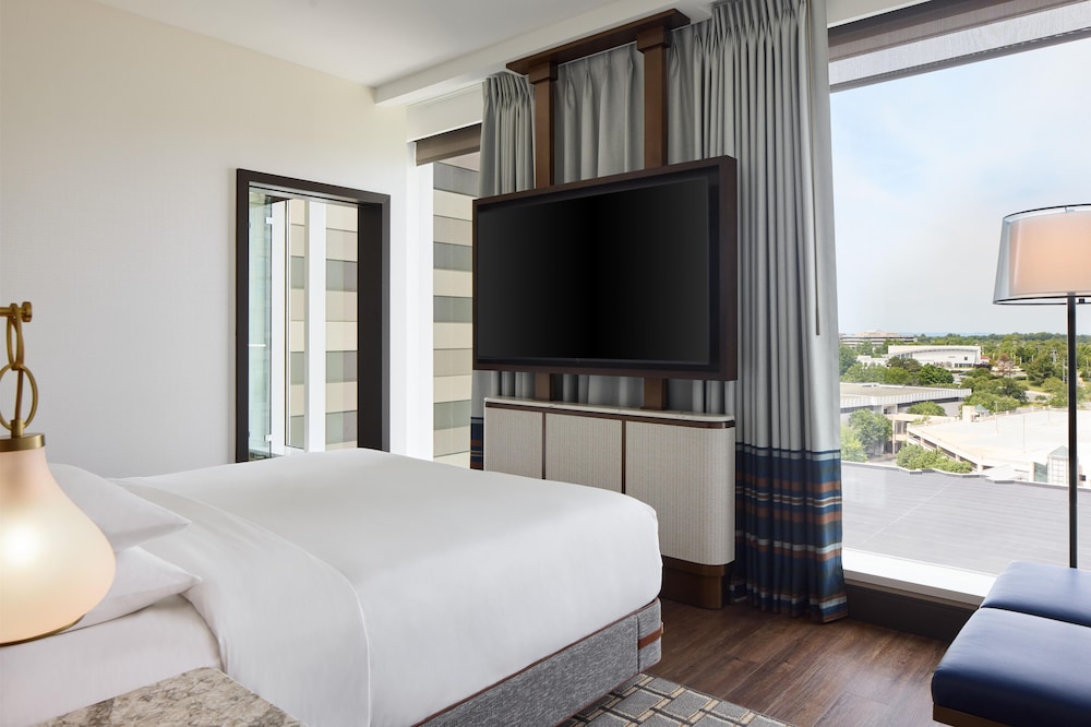 Regency, Suite, King Bed, Accessible