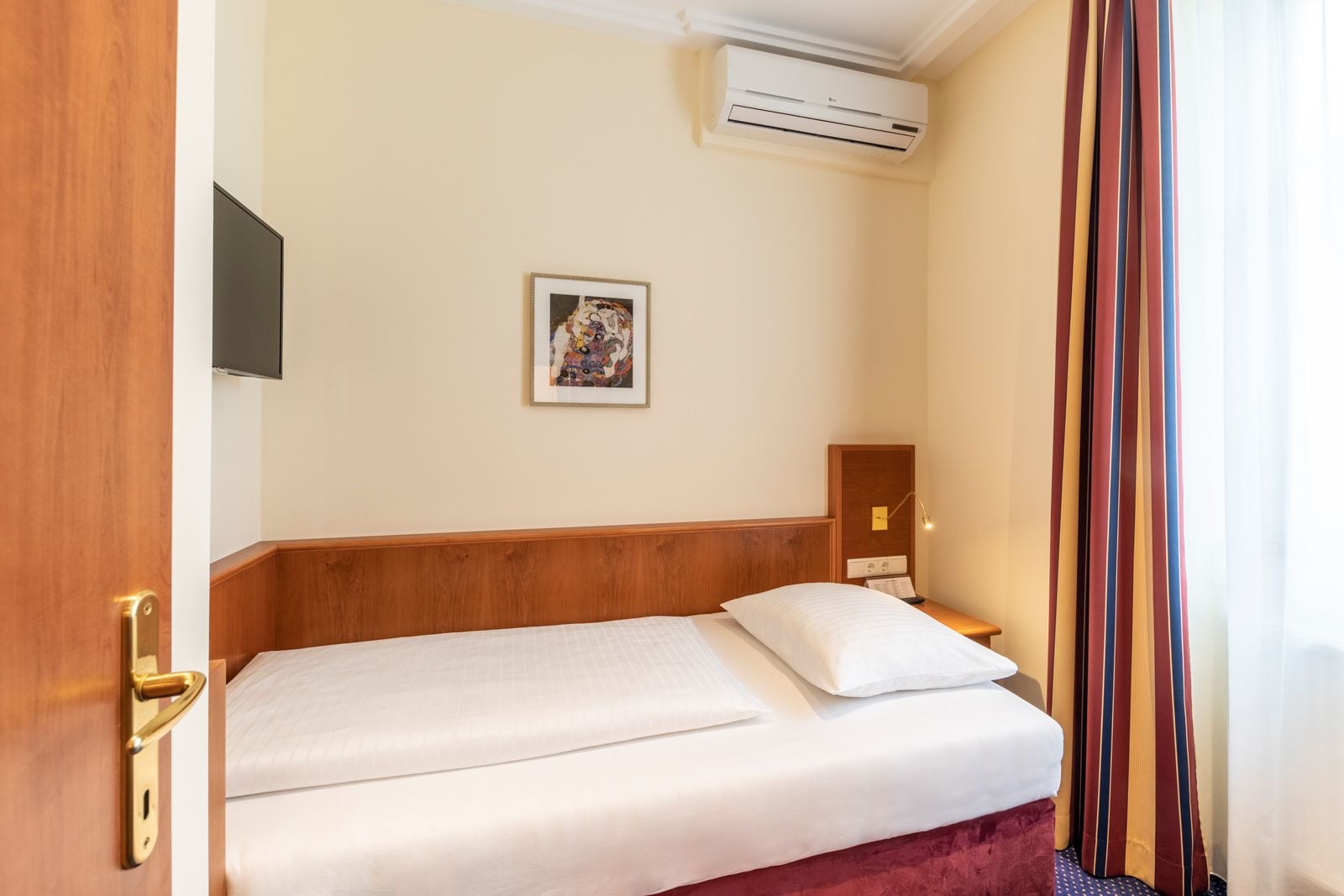 PREMIUM, TRIPLE, COURTYARD VIEW