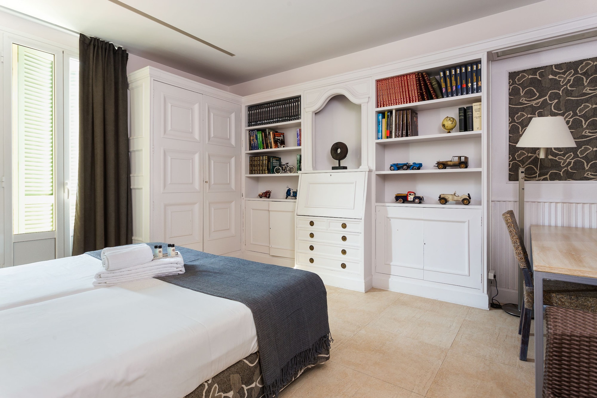 6 BEDROOMS, SUPERIOR, APARTMENT, CITY VIEW