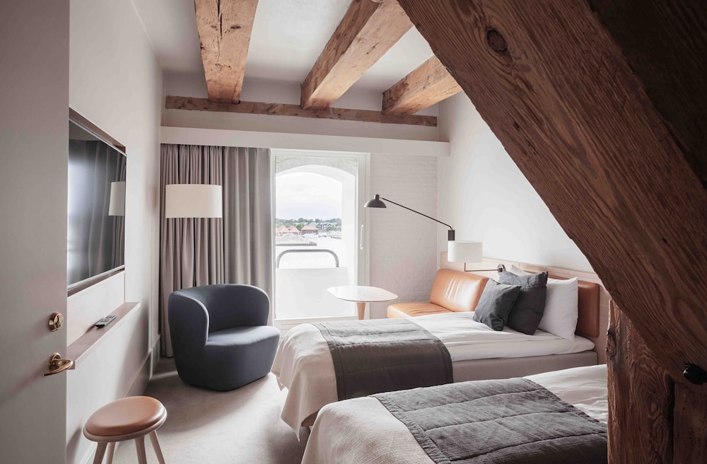 DELUXE, TWIN BEDS, WATER FRONT