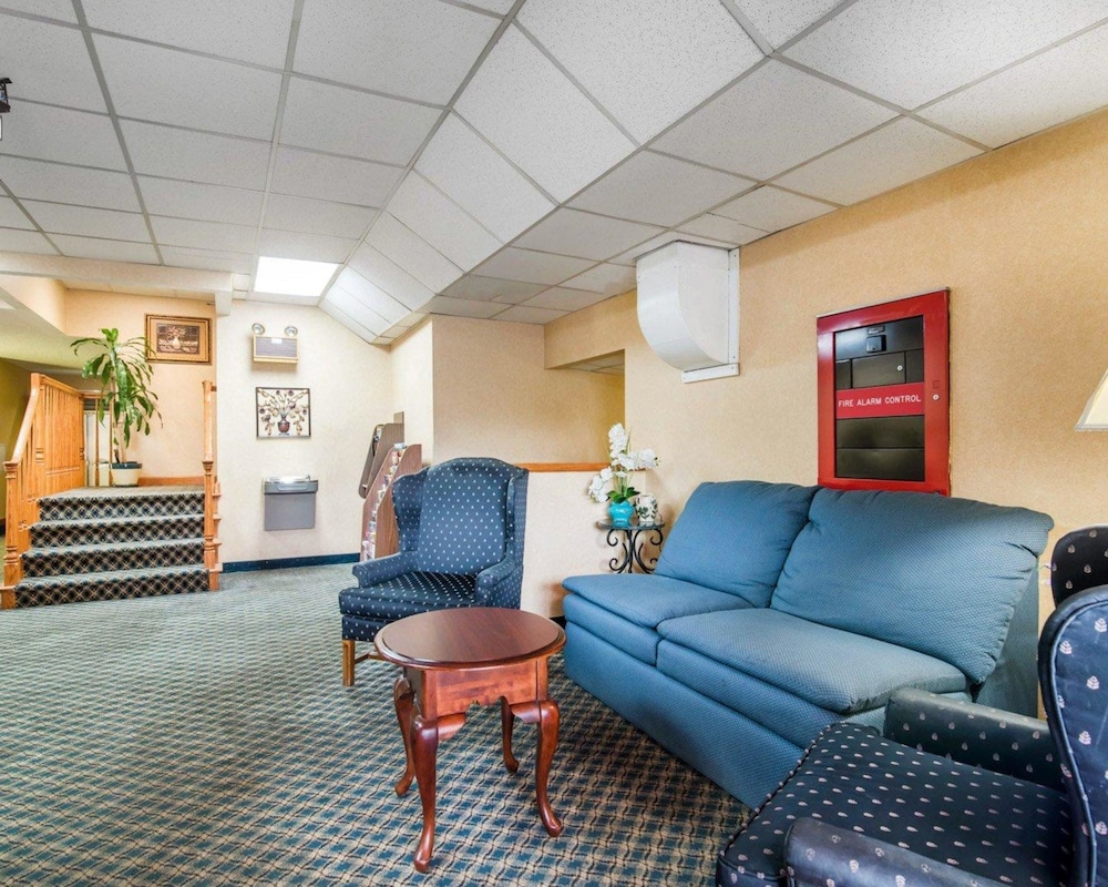 Econo Lodge Manchester, NH 21/28