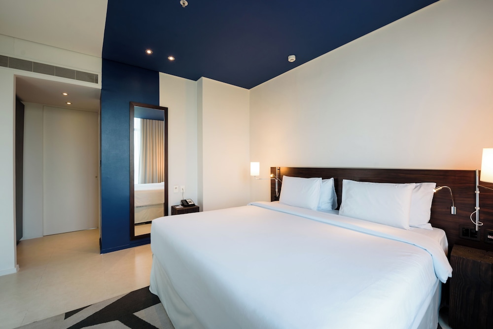 STUDIO, SUITE, KING BED