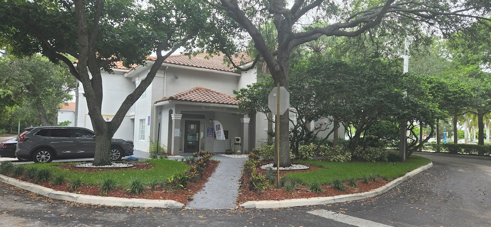 Studio 6 Extended Stay - Coral Springs, FL - Fort Lauderdale 50/60
