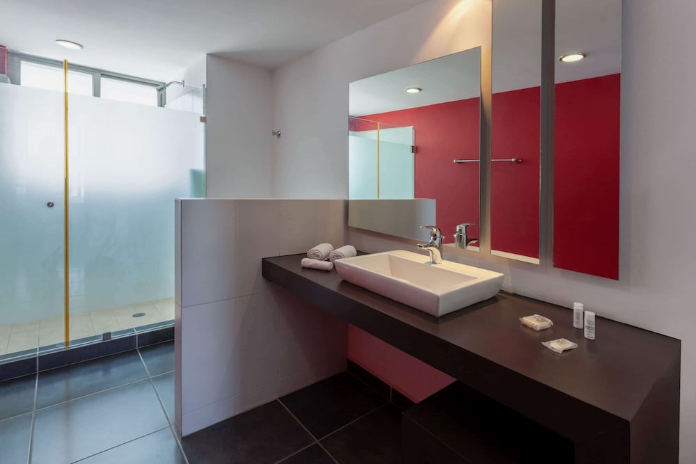 Ramada by Wyndham Acapulco Hotel and Suites 56/61