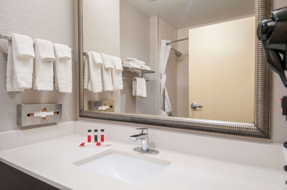 Days Inn & Suites by Wyndham San Antonio near Frost Bank Ctr 40/42
