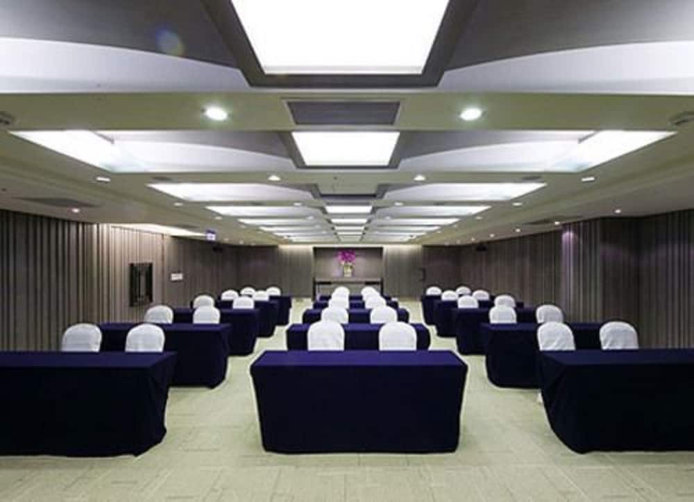 Urban Hotel 33 63/69
