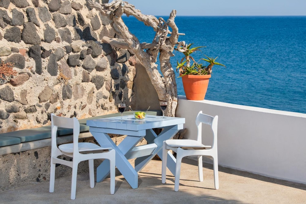 Akrotiri Hotel 23/50