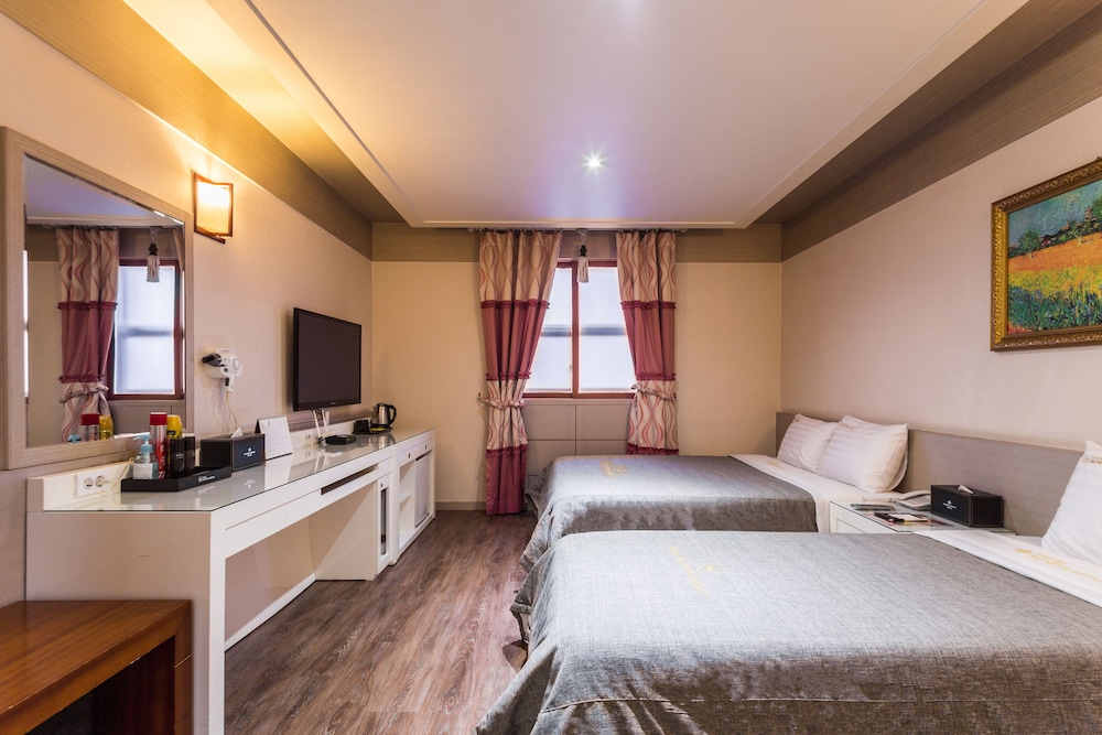 ROOM, 1 DOUBLE AND 1 SINGLE BED