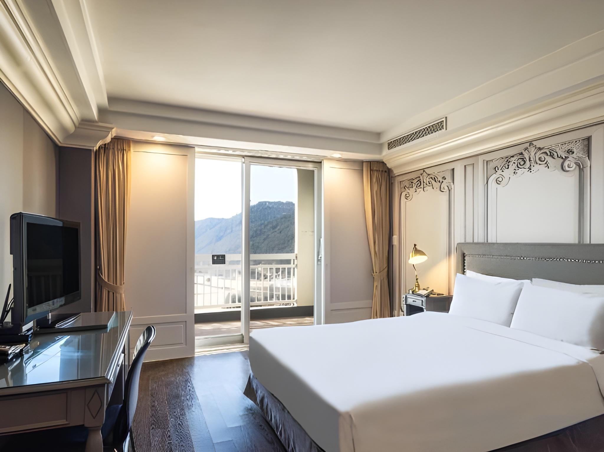 Connecting, Double Bed