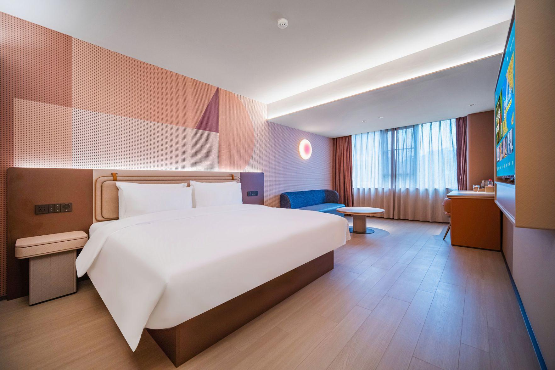 غرفة بسرير كوين بإطلالة
