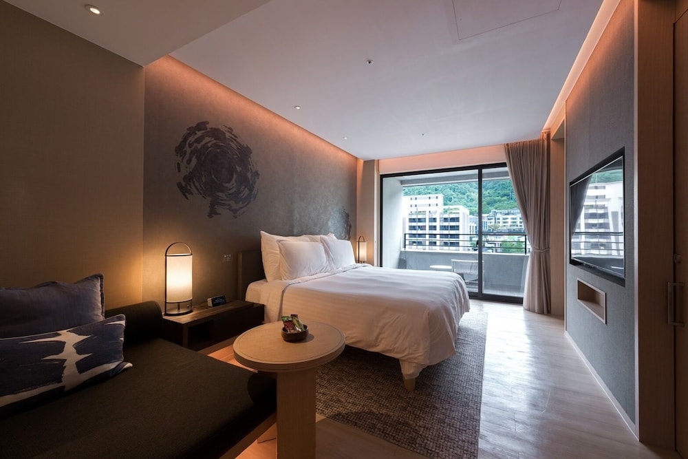Breeze, Superior, King Bed, Patio, Main Building