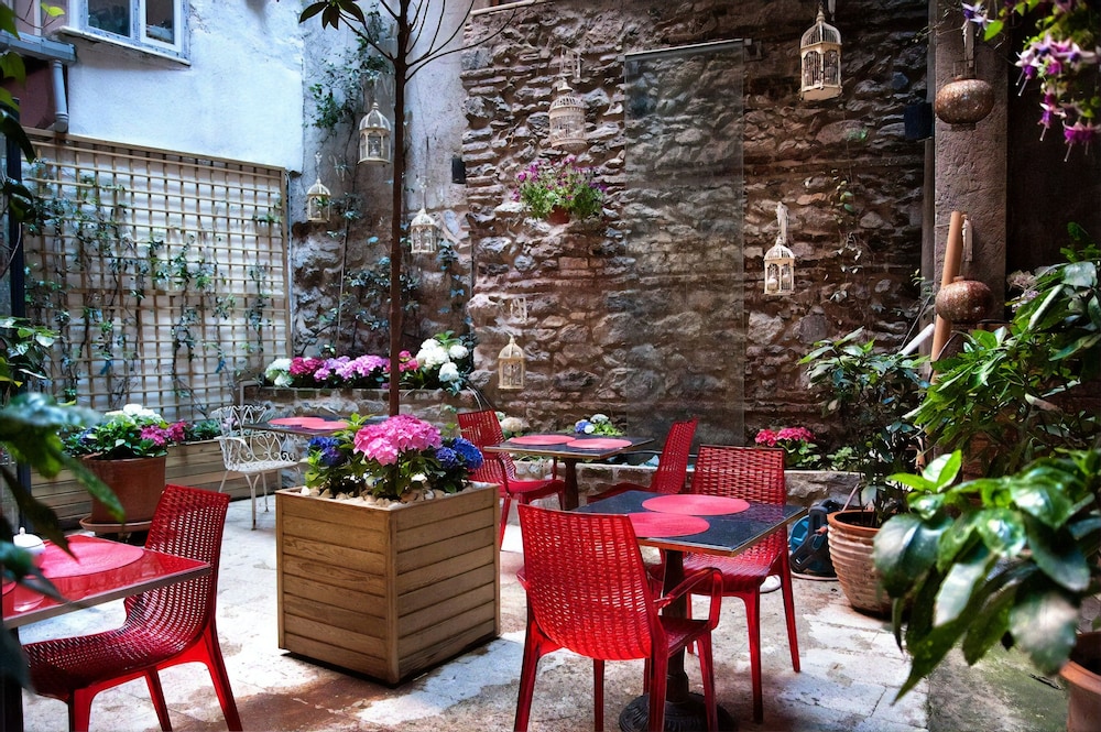 NURU ZIYA SUITES 68/82