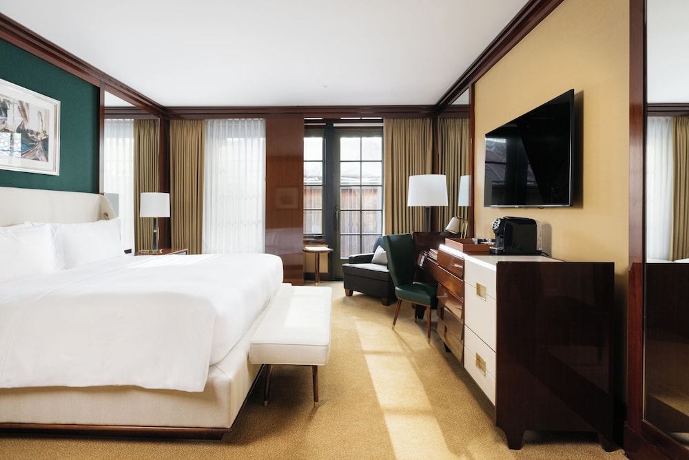 PREMIER, KING BED, PATIO