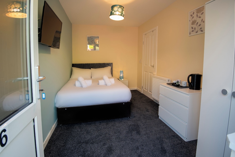 Irvine Riverside Guesthouse by Payman Club 16/32
